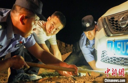 
                    新疆移民管理警察戈壁夜寻4小时救助迷路工人
               