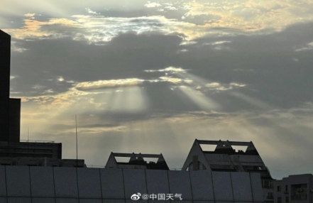 北京天空出现丁达尔现象