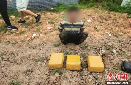 
                    云南普洱：警方捣毁家庭式贩毒团伙 缴毒8公斤
               