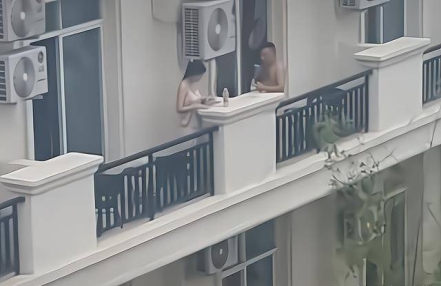 因阳台互通，女子穿睡衣站阳台上，男邻居光着膀子与其聊天引争议