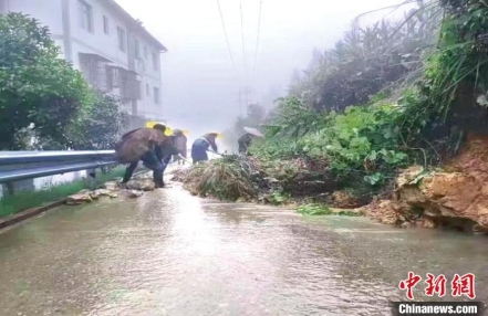 
                    重庆万州：防汛救灾，他们冲锋在前
               